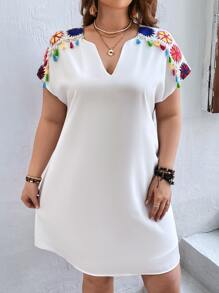 SHEIN VCAY 大碼花卉刺繡流蘇邊蝙蝠袖洋裝不附腰帶 - 白色 - 查看 2