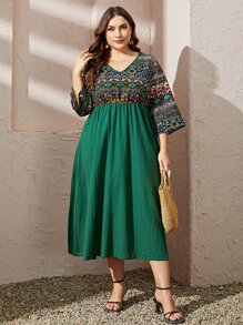 Al Najma Plus Geo Print V Neck Dress - Green - View 3