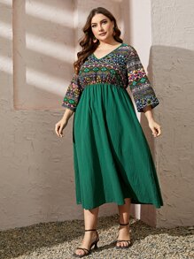 Al Najma Plus Geo Print V Neck Dress - Green - View 4