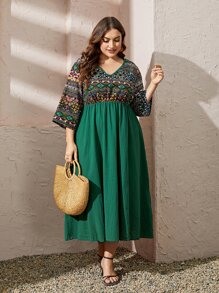 Al Najma Plus Geo Print V Neck Dress - Green - View 6