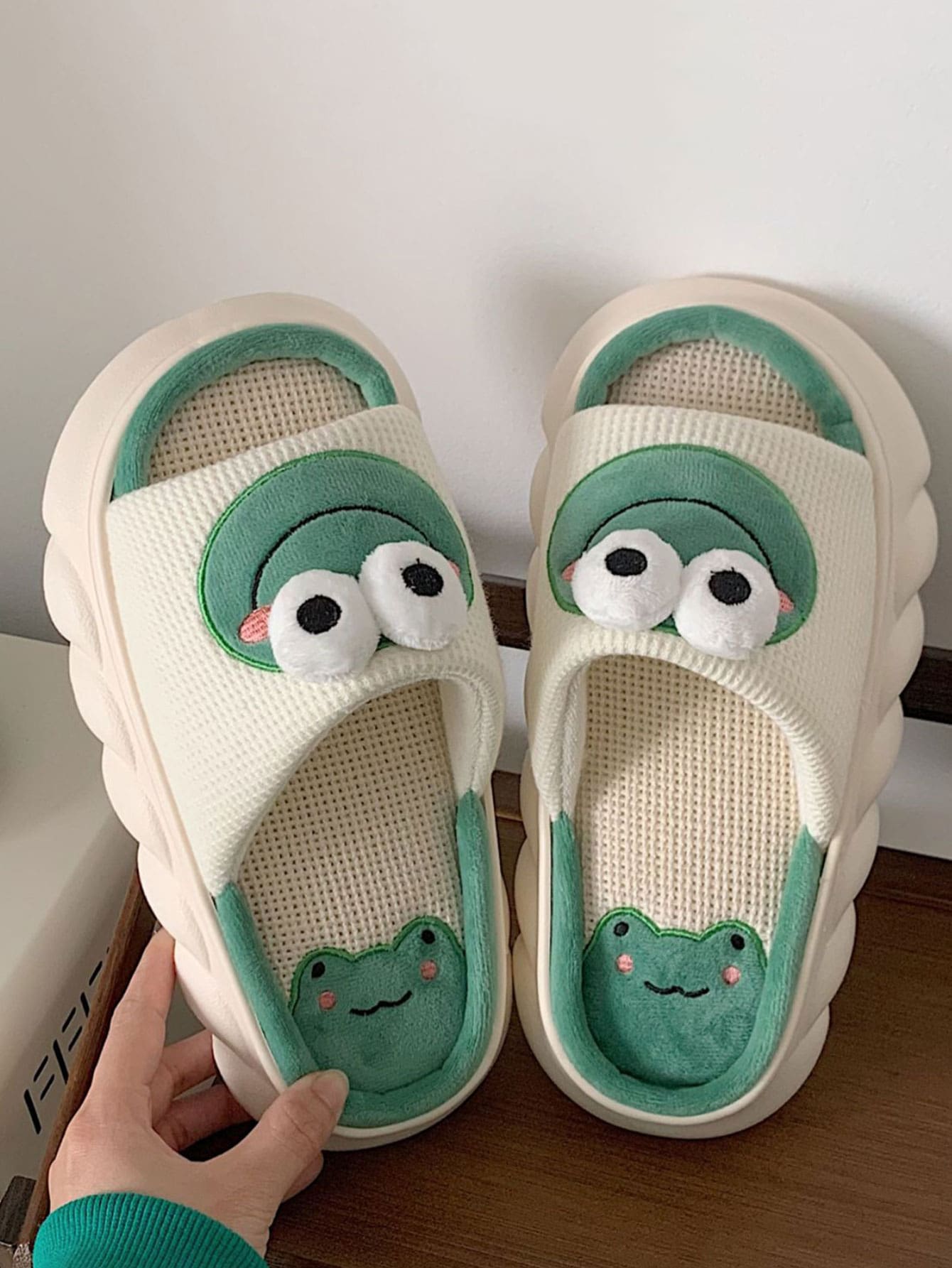 Sẵn sàng NỮ Nhiều màu Thiết kế hoạt hình Ếch Dép đi trong nhà , Sẵn sàng Chất vải Dép đi trong phòng ngủ