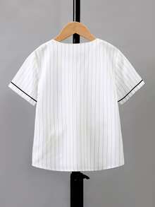 SHEIN 男小童白色條紋圖案字母標識運動休閒襯衫帶常規袖和V領翻領適合夏天 - 白色 - 查看 2