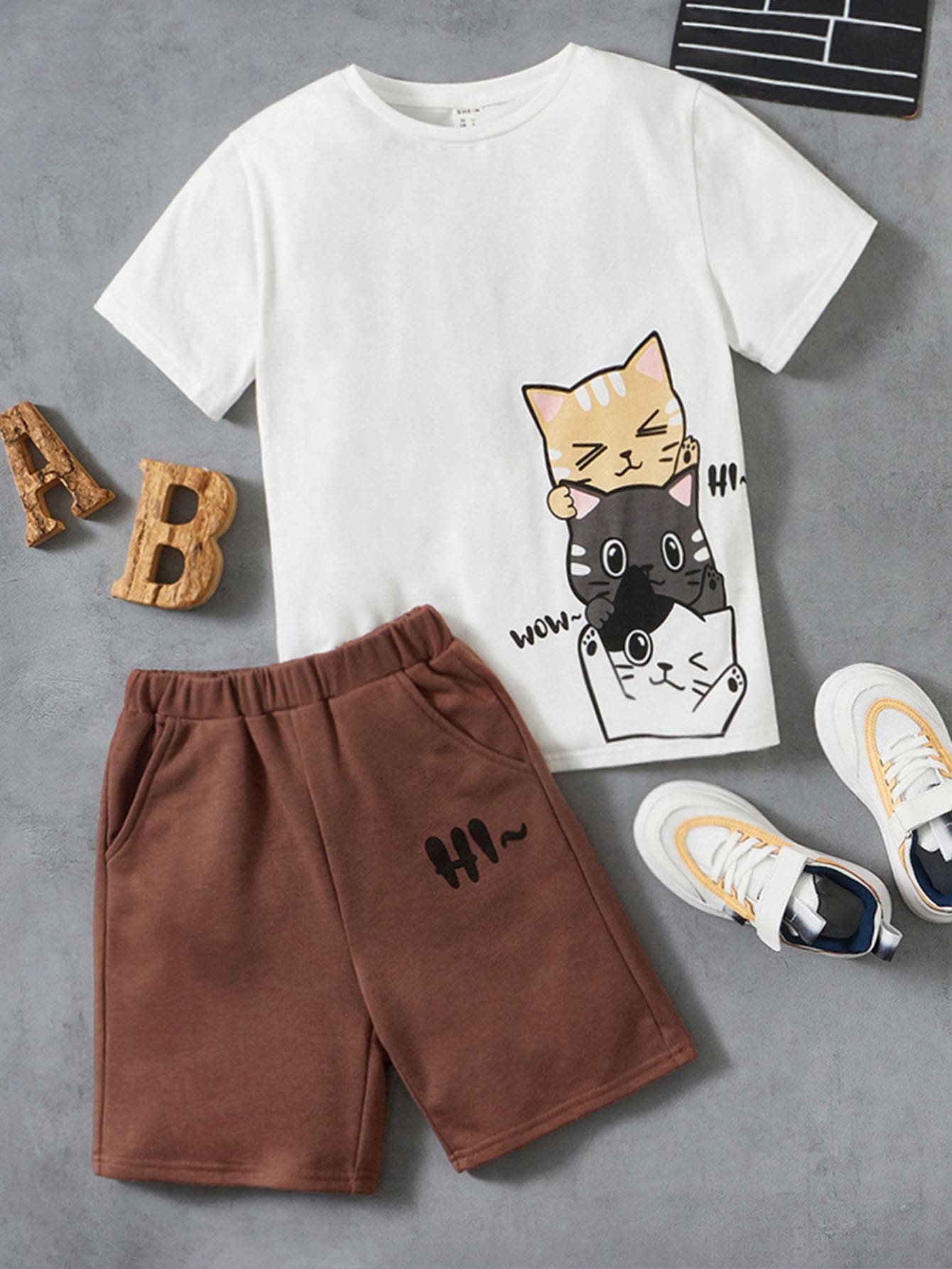 SHEIN 男孩卡通圖案T恤和字母圖案短褲