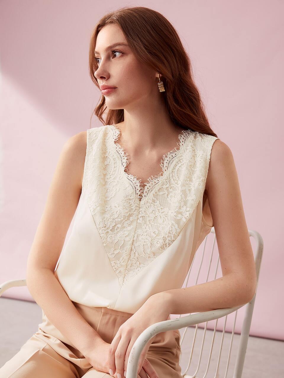 MOTF FLORAL LACE V-NECK BLOUSE