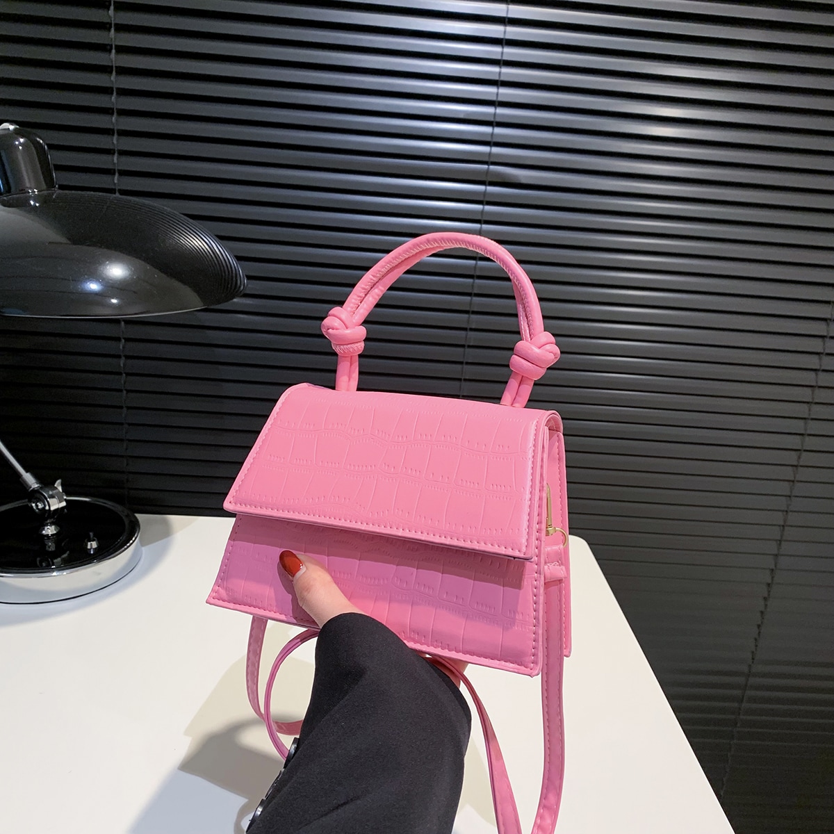 Mini sac carrÃ© lÃ©ger et dÃ©contractÃ© Ã rabat en relief de crocodile rose pour les adolescentes, les femmes, les Ã©tudiants, les recrues et les