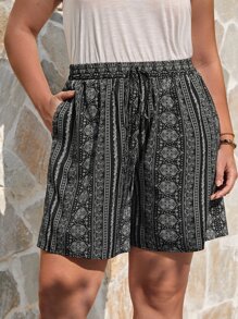 SHEIN VCAY 大碼佩斯利印花斜口袋前打結短褲 - 黑與白 - 查看 1