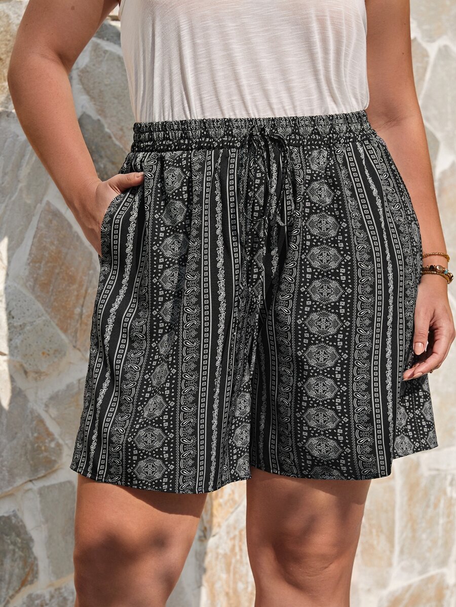 SHEIN VCAY 大碼佩斯利印花斜口袋前打結短褲 - 黑與白 - 查看 1