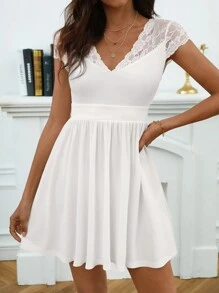 SHEIN Frenchy 蕾絲拼接A字連衣裙 - 白色 - 查看 6