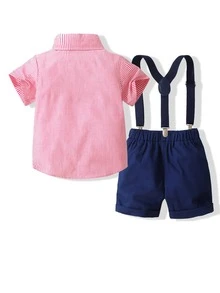 小男童條紋圖案前蝴蝶結襯衫和背帶短褲