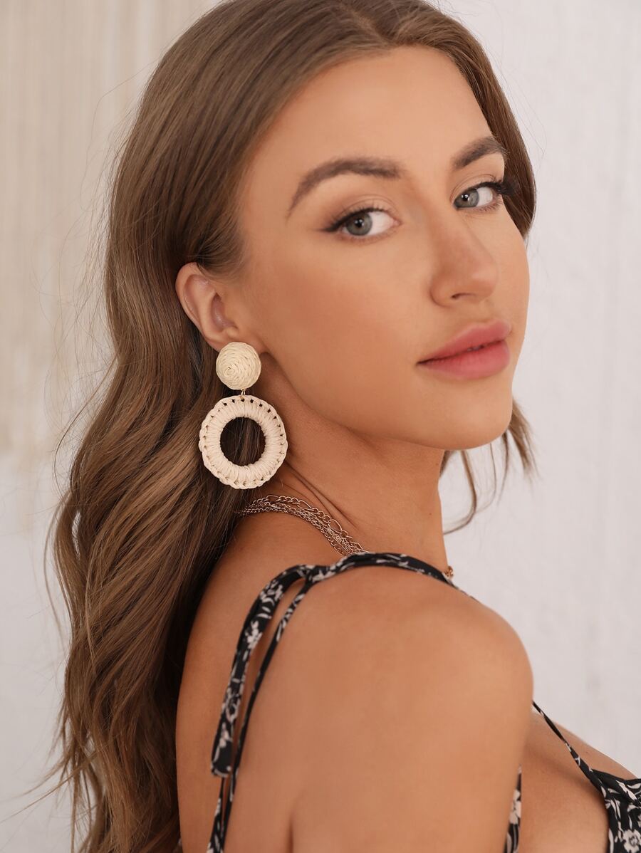 SHEIN VCAY Pendientes largos trenzado con diseño redondo - Beis - Ver 1