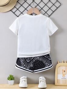 SHEIN 小男童字母圖案T恤和條紋圖案佩斯利印花短褲