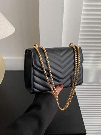 Bolsa cuadrada mini de cheurón guateado con solapa con cadena