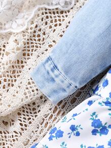 Chaqueta Vaquera Con Solapa Y Bolsillo Para Niña Pequeña Y Vestido Con Diseño Floral Y Volantes En El Dobladillo - Azul y blanco - Ver 5