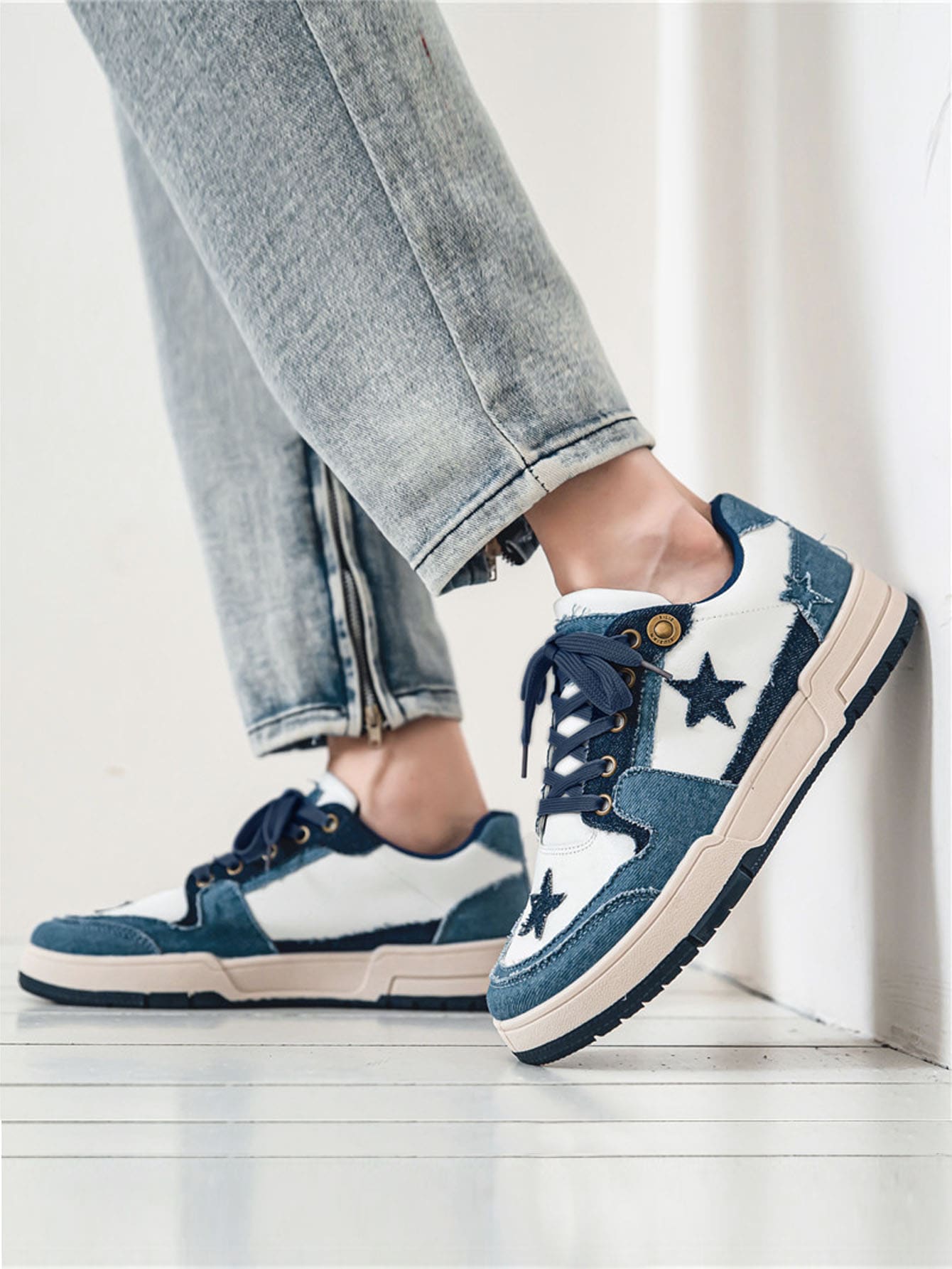 Men Star Pattern Lace-up Front Skate Shoes