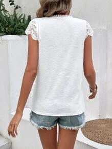 SHEIN Frenchy 拼接水溶蕾絲V領T恤 - 白色 - 查看 2