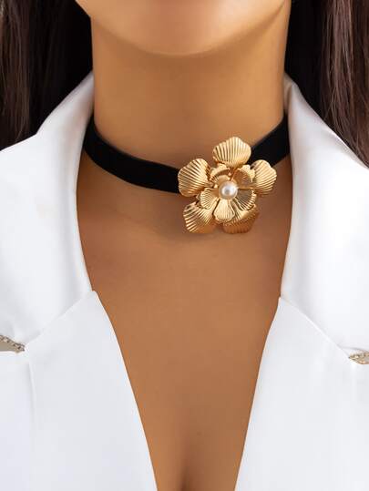 假珍珠與花卉裝飾頸圈