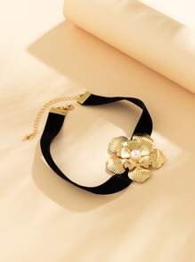 假珍珠與花卉裝飾頸圈