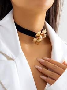 假珍珠與花卉裝飾頸圈