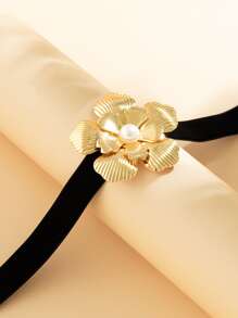 假珍珠與花卉裝飾頸圈