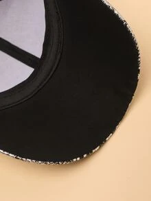 Gorra de béisbol con estampado de piel de serpiente