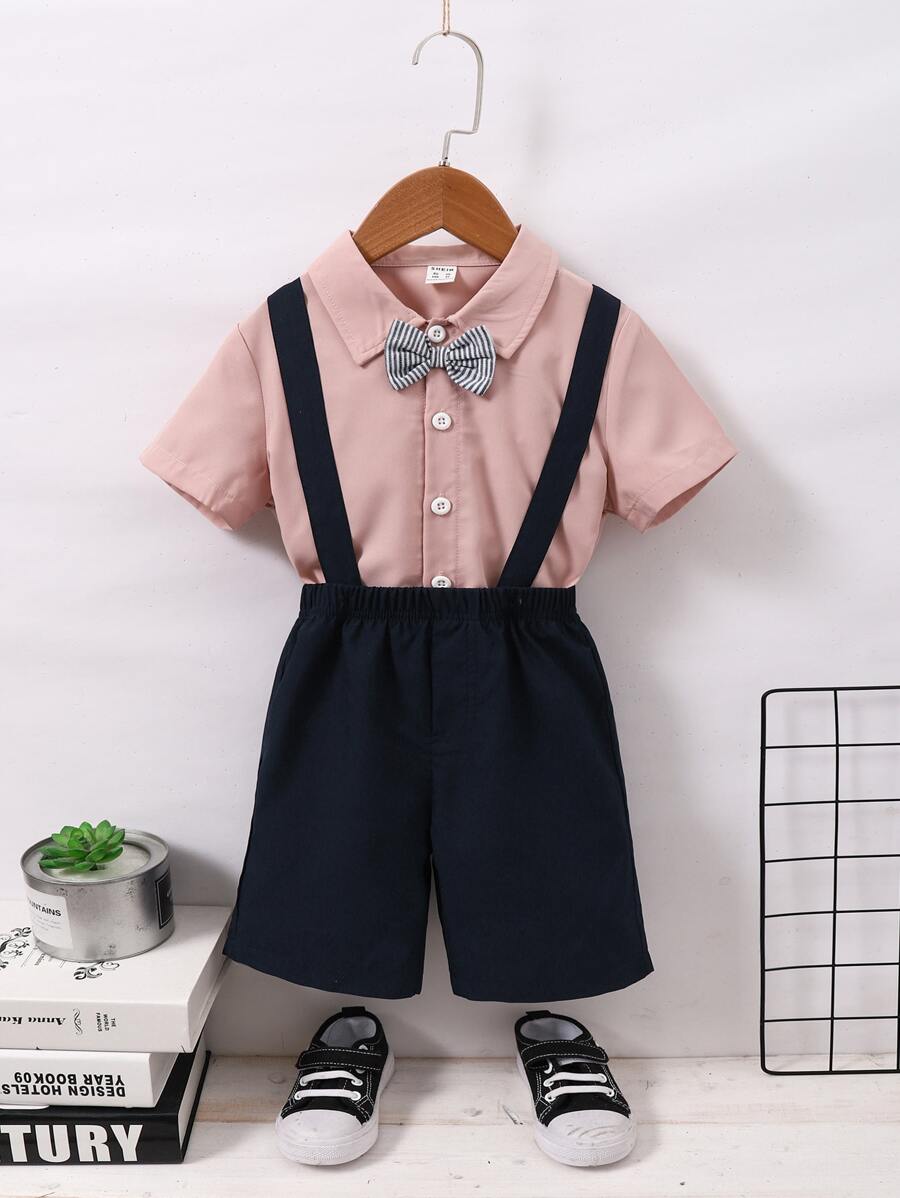 小男童前蝴蝶結襯衫和背帶短褲