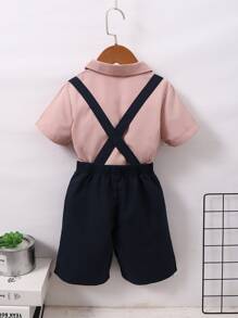 小男童前蝴蝶結襯衫和背帶短褲