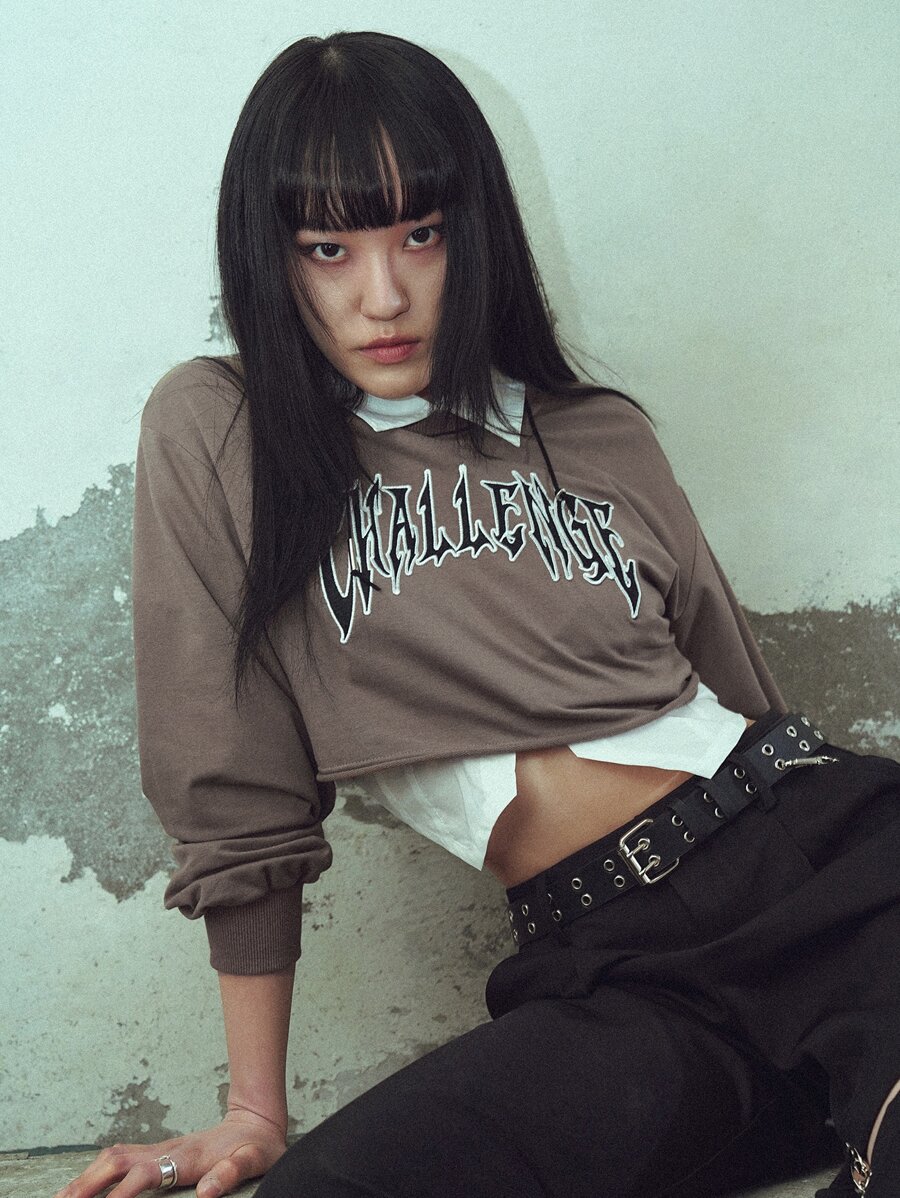 DAZY Sudadera crop con estampado de letra - Marrón - Ver 1