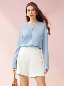 MOTF PREMIUM 不對稱鏈條細節襯衫 - 淺藍色 - 查看 2