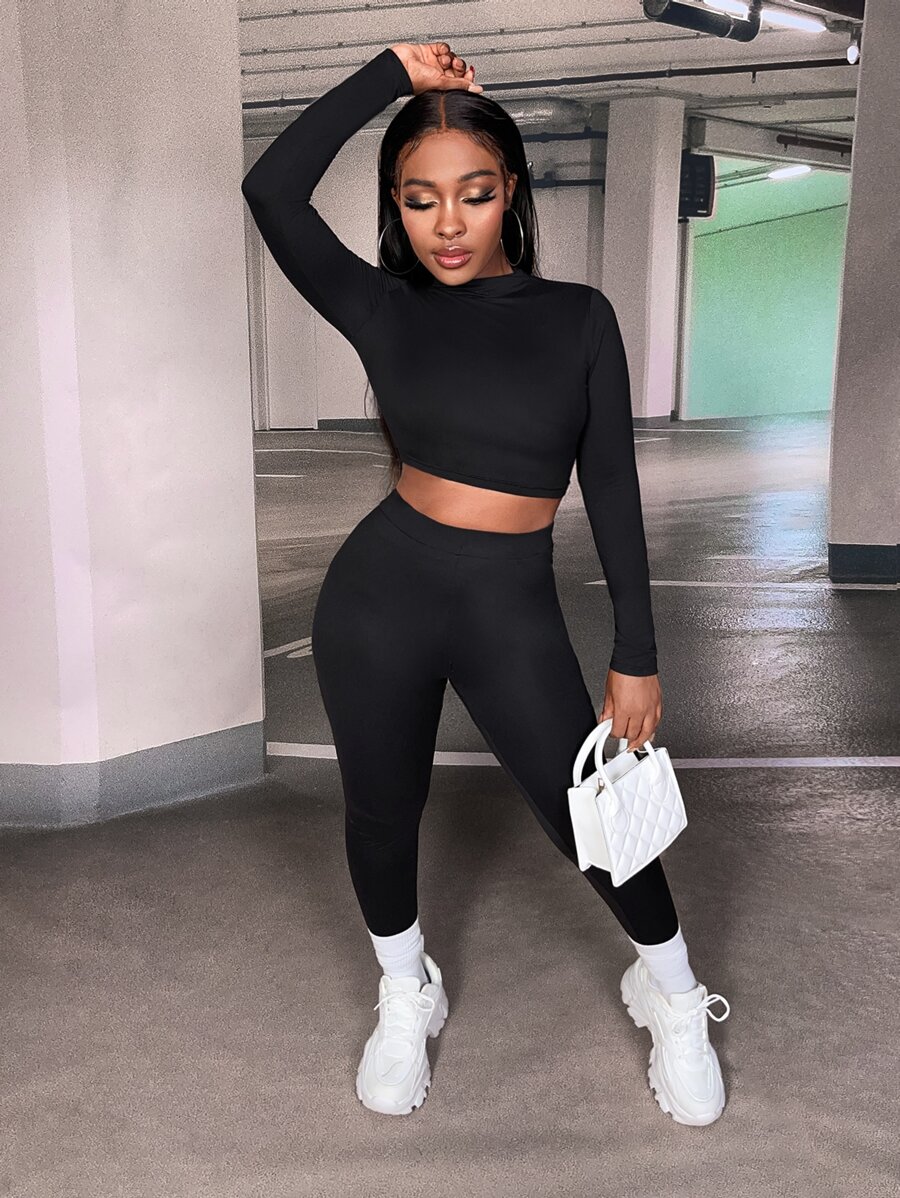 Slaydiva Conjunto de dos piezas de camiseta corta y leggings deportivos ajustados de yoga en unicolor - Negro - Ver 1