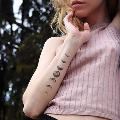 1张彩色月亮图案纹身贴纸，满月和新月设计，韩式风格，Y2K，Kpop，防水，防汗，不反光