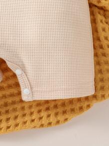 SHEIN 男婴童小熊刺繡華夫格編織連身短褲 - 卡其色 - 查看 3