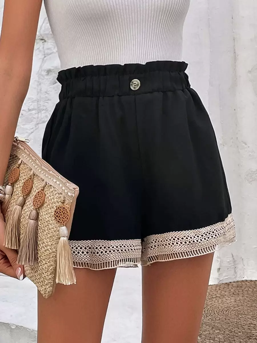 SHEIN Frenchy 鏤空蕾絲花邊紙袋腰短褲 - 黑色 - 查看 1