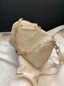 Bolsa de mimbre minimalista con cadena