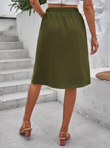 SHEIN Essnce Falda unicolor con botón delantero con parche de bolsillo - Verde militar - Ver 2