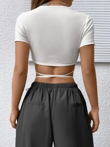 SHEIN EZwear Balletcore Crop Tee Dekolt w szpic Wiąznaie z przodu