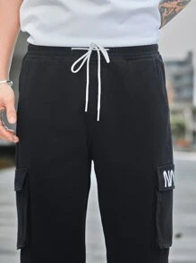 Manfinity Men Letter Graphic Flap Pocket Side Drawstring Waist Cargo Jeans - Black - View 6