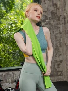 1條綠色運動毛巾戶外超細纖維涼爽健身毛巾