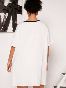 SHEIN CURVE+ Plus Building & Japanese Letter Graphic Drop Shoulder Tee Dress - White - View 2