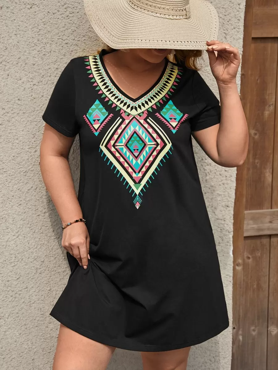 EMERY ROSE Vestido estilo camiseta con estampado geométrico de cuello V - Negro - Ver 1