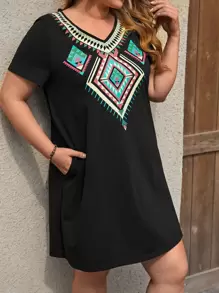 EMERY ROSE Vestido estilo camiseta con estampado geométrico de cuello V - Negro - Ver 3