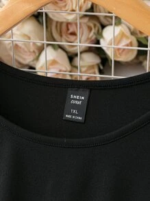 SHEIN LUNE 大碼素色挖空細節T恤連體衣 - 黑色 - 查看 4