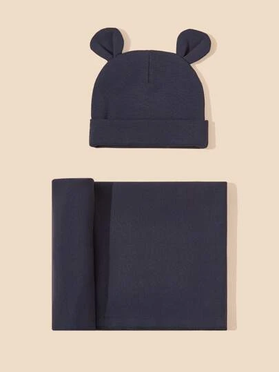 婴儿耳饰帽和襁褓毯爱情人节