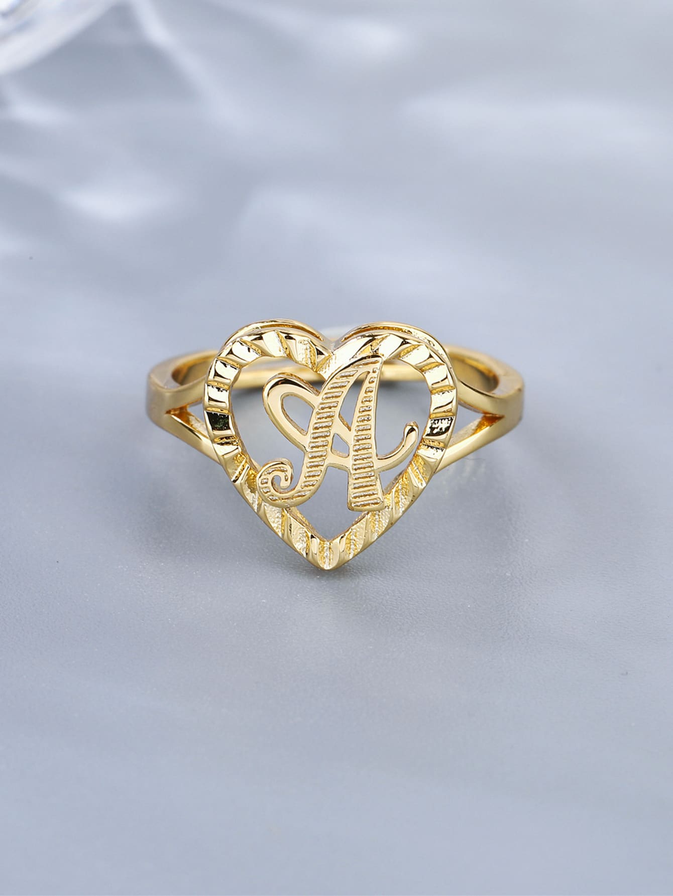 Anillo con adorno letra y corazón - Amarillo Oro - Ver 1