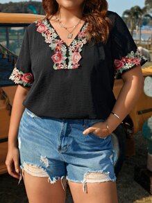 SHEIN VCAY 大碼花卉刺繡貼花V領襯衫 - 黑色 - 查看 1