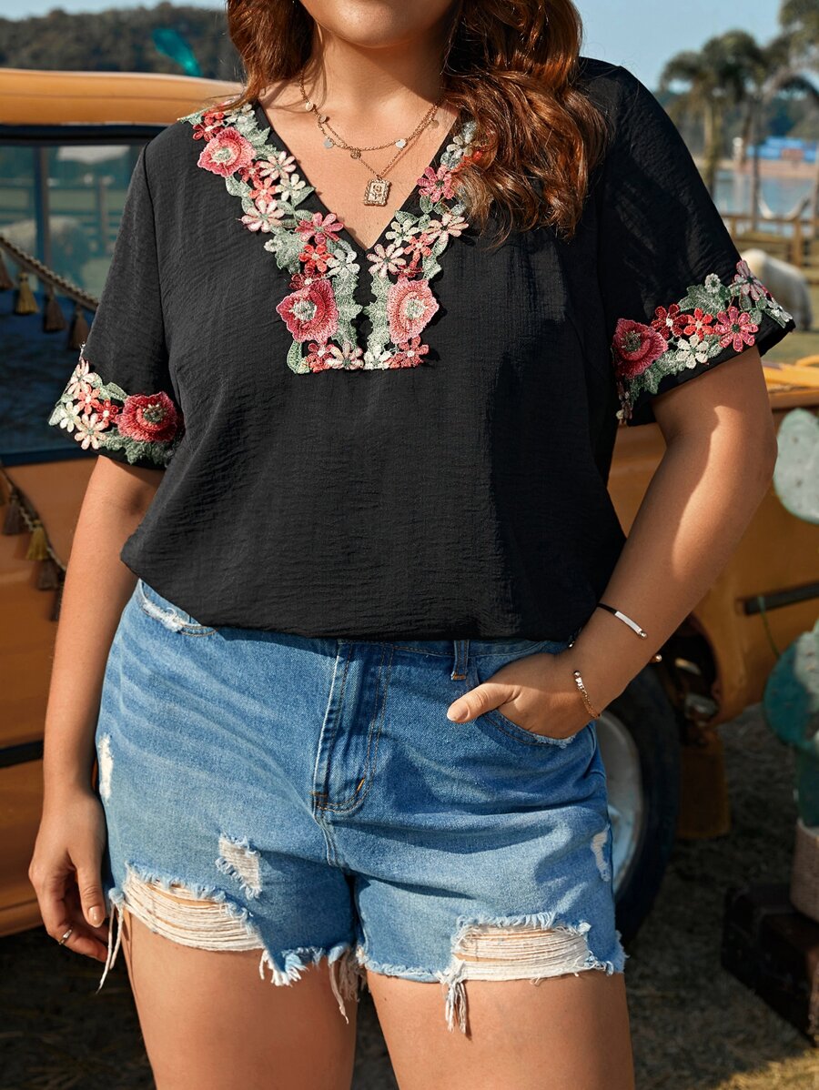 SHEIN VCAY 大碼花卉刺繡貼花V領襯衫 - 黑色 - 查看 1