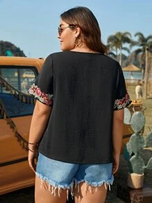 SHEIN VCAY 大碼花卉刺繡貼花V領襯衫 - 黑色 - 查看 2