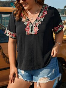 SHEIN VCAY 大碼花卉刺繡貼花V領襯衫 - 黑色 - 查看 3