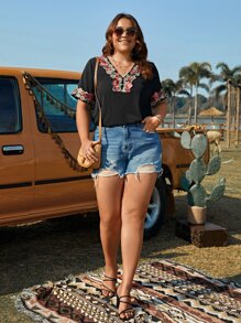 SHEIN VCAY 大碼花卉刺繡貼花V領襯衫 - 黑色 - 查看 4