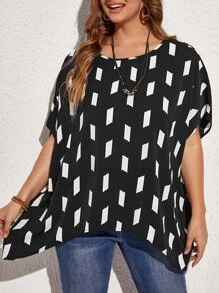 EMERY ROSE Plus Allover Geo Print Batwing Sleeve Asymmetrical Hem Blouse For Summer - Black and White - View 3