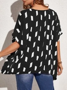 EMERY ROSE Plus Allover Geo Print Batwing Sleeve Asymmetrical Hem Blouse For Summer - Black and White - View 2